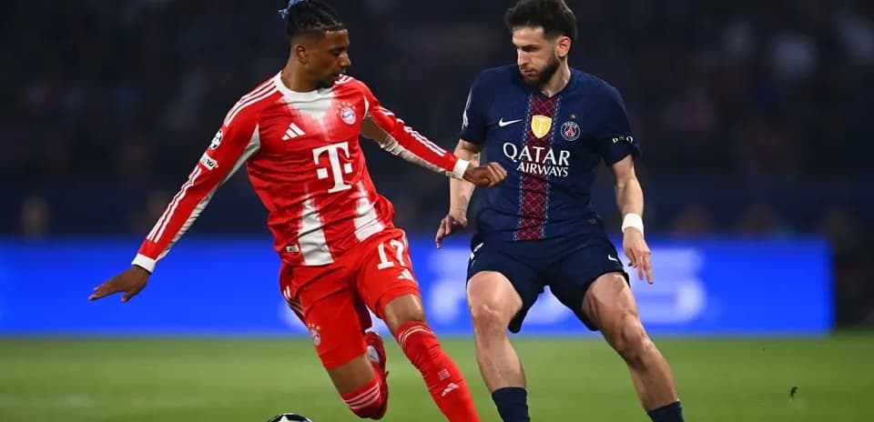 Игроки Bayern München и Paris Saint Germain на поле