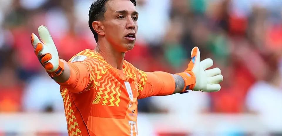 Вратарь с руками вверх во время матча