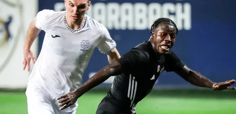 Игроки Турана и Карвана в борьбе за мяч
