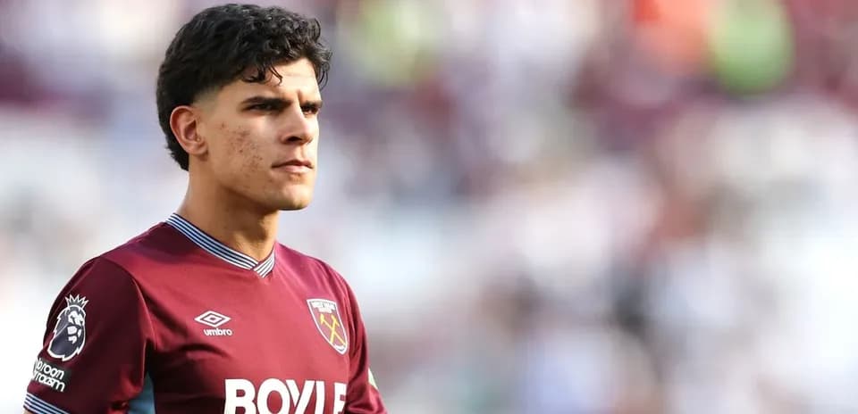 Игрок West Ham United на поле во время матча