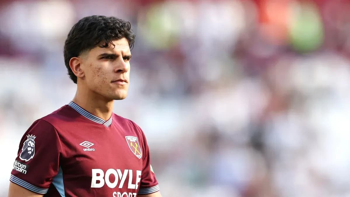 Игрок West Ham United на поле во время матча