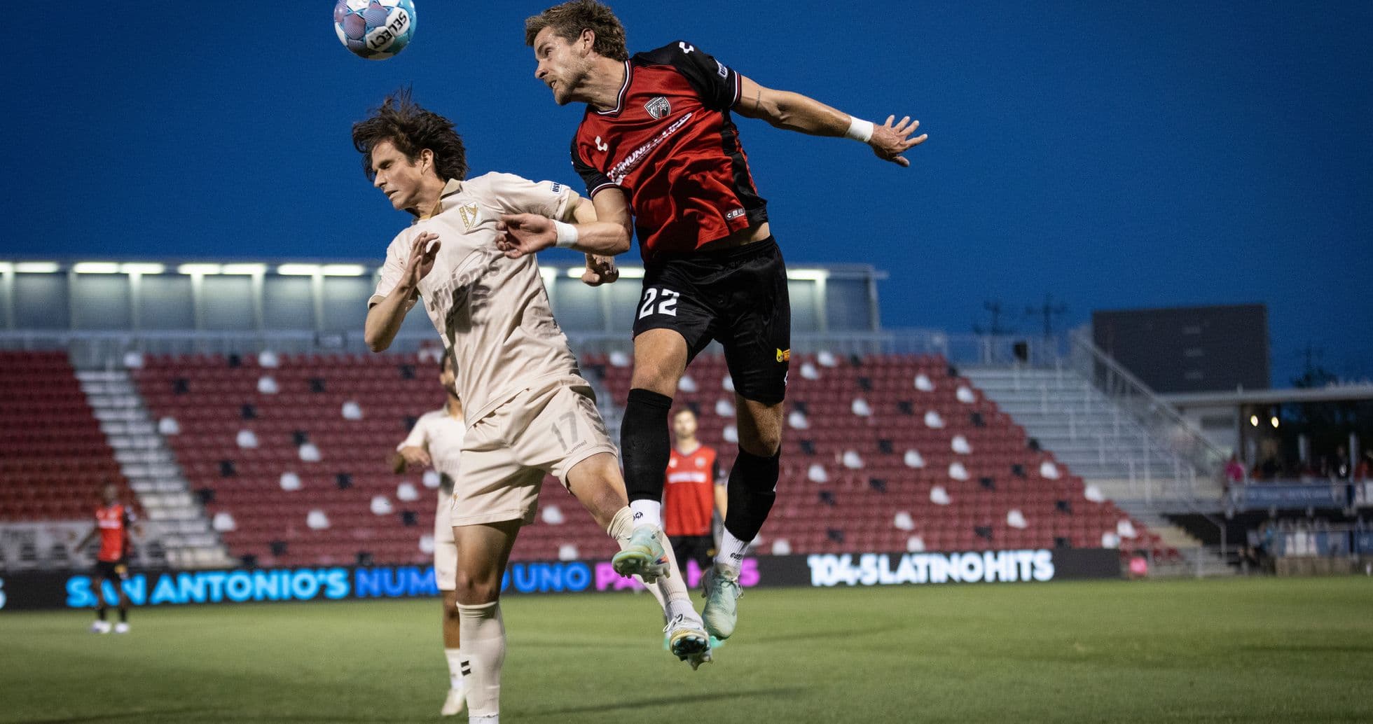Игроки FC Tulsa и San Antonio в борьбе за мяч