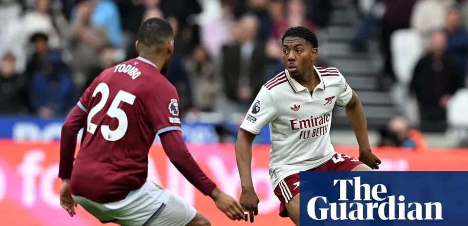 Игроки команды Arsenal и Aston Villa на поле