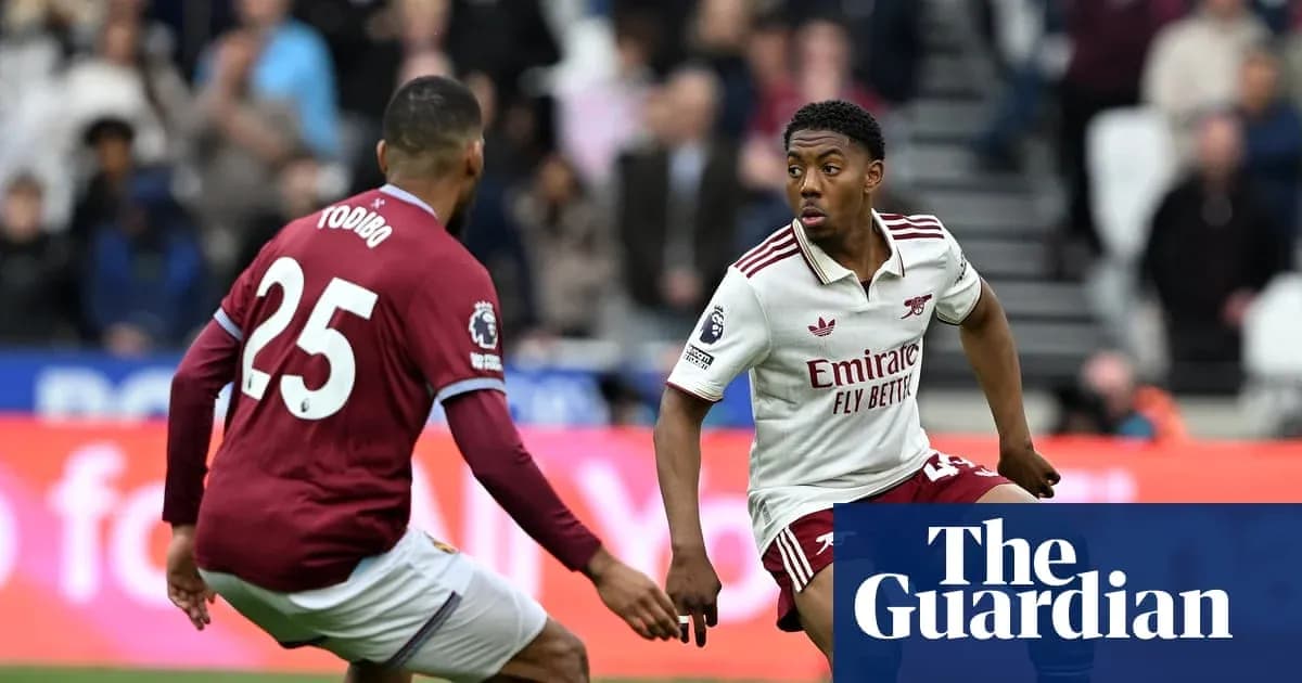 Игроки команды Arsenal и Aston Villa на поле