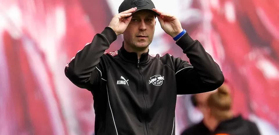 Тренер командыadjusting cap on sidelines during match