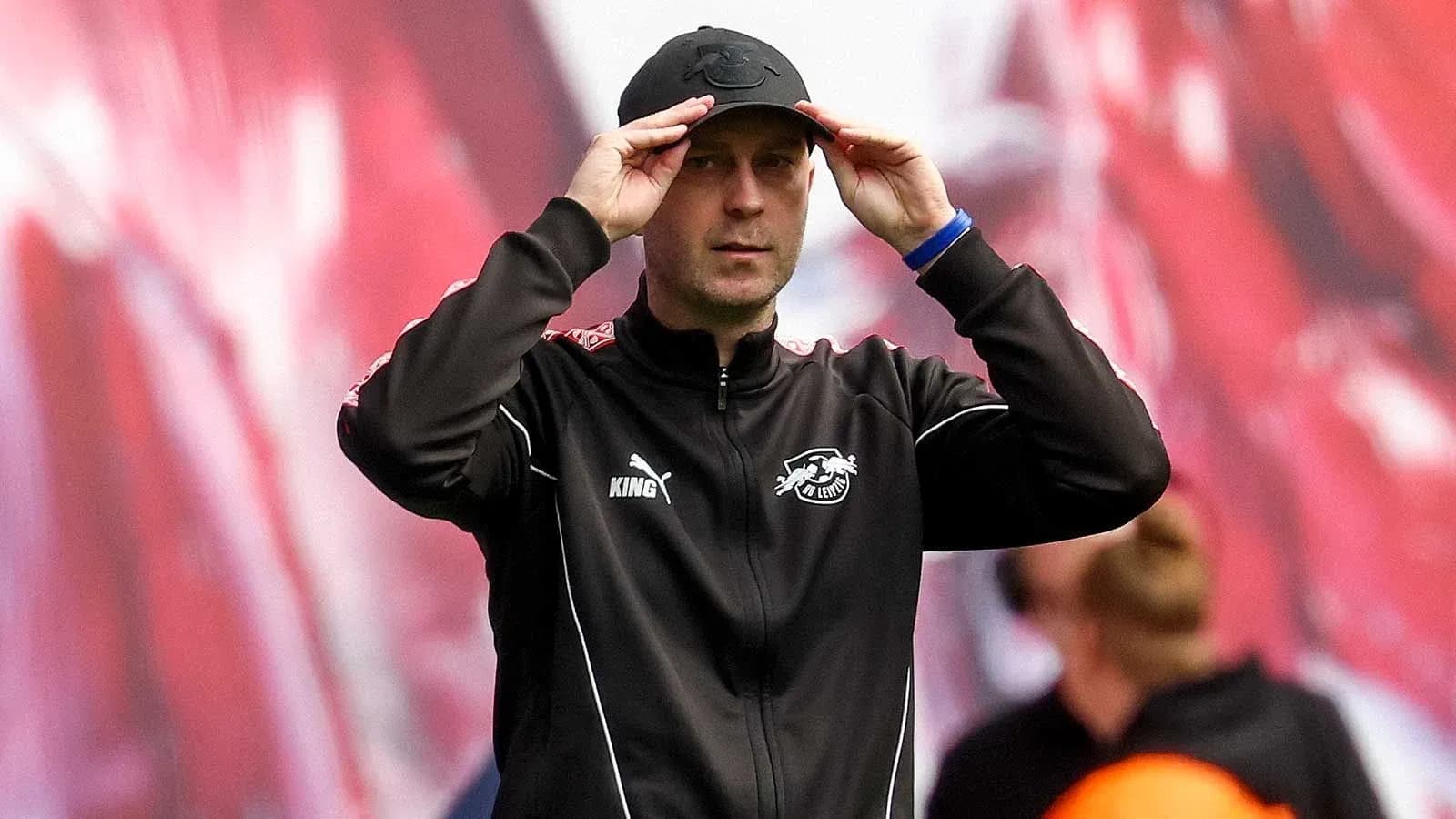 Тренер командыadjusting cap on sidelines during match
