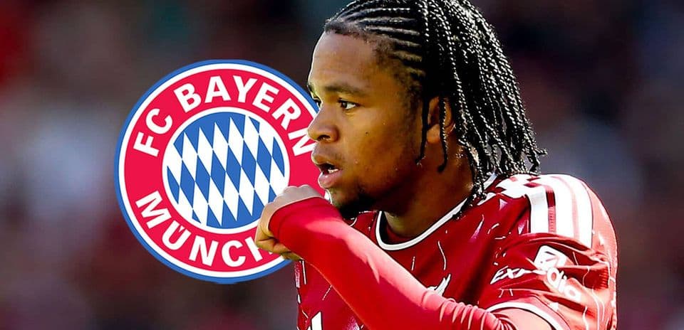 Игрок ФК Bayern München в красной форме на поле