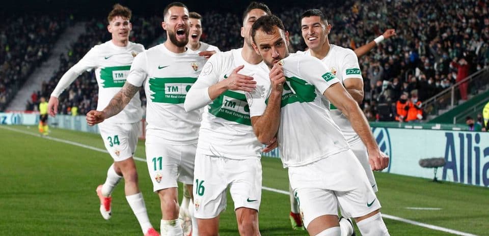 Игроки Эльче празднуют гол на стадионе