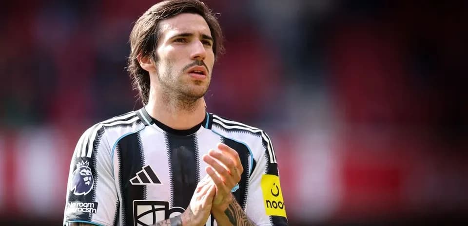 Игрок команды Newcastle United на поле с мячом