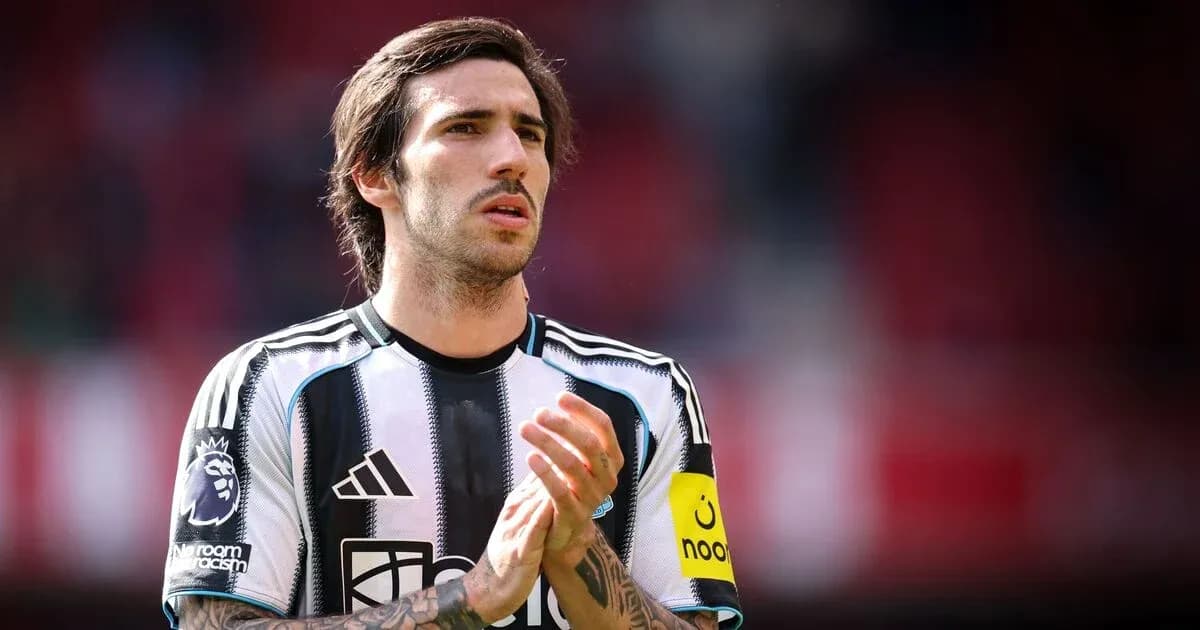 Игрок команды Newcastle United на поле с мячом