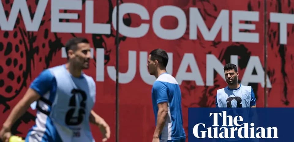 Игроки тренируются на фоне баннера 'Welcome Tijuana'