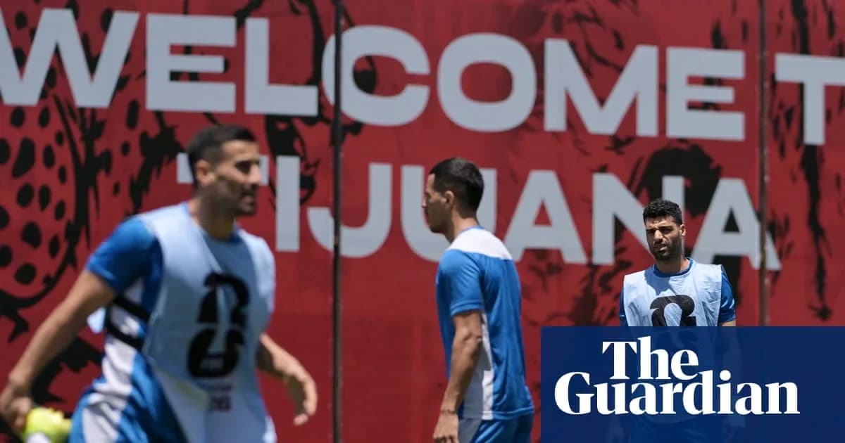 Игроки тренируются на фоне баннера 'Welcome Tijuana'