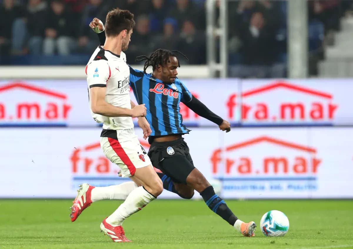 Игроки AC Milan и Atalanta в борьбе за мяч