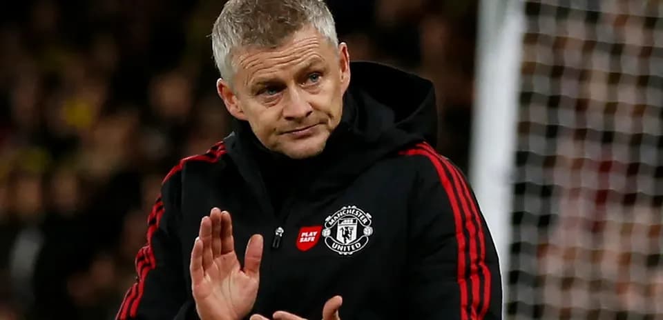 Тренер аплодирует во время матча команды Манчестер Юнайтед
