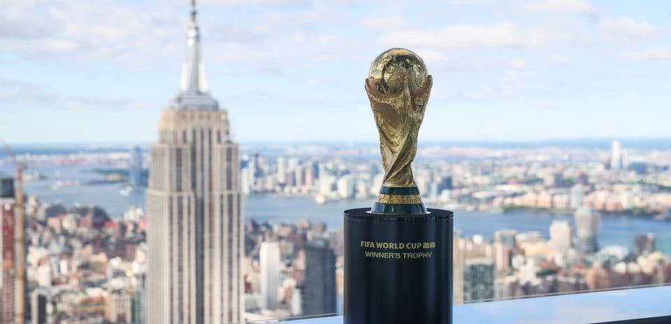 Кубок мира FIFA на фоне Нью-Йорка