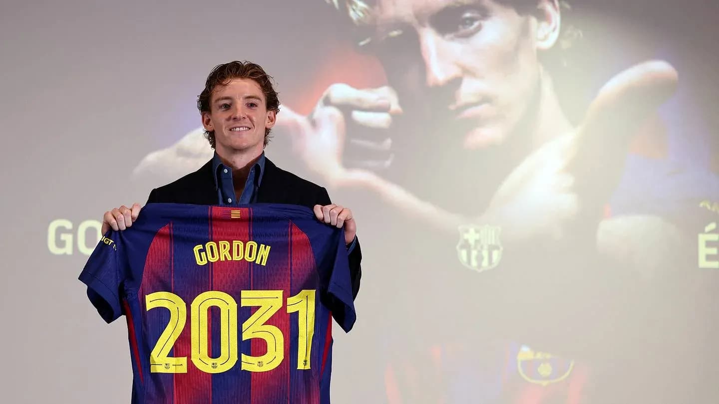 Игрок держит футболку Барселоны с номером 2031