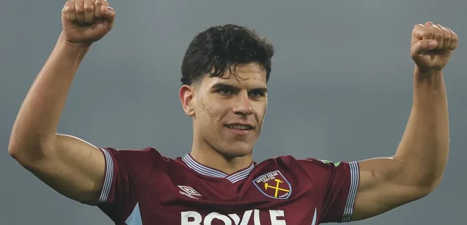 Игрок West Ham United поднимает руки в победном жесте
