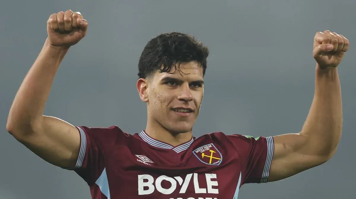Игрок West Ham United поднимает руки в победном жесте