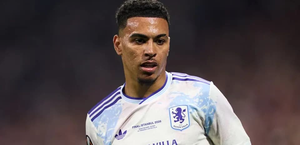 Игрок Aston Villa во время матча на поле