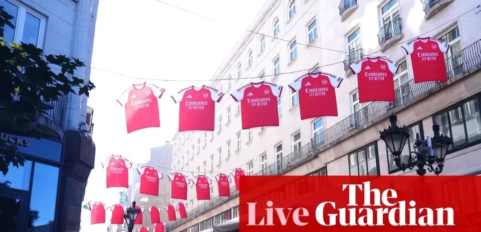 Футбольные футболки Arsenal висят на улице