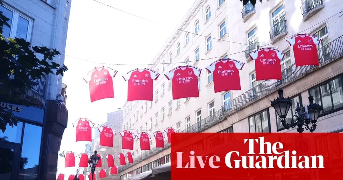 Футбольные футболки Arsenal висят на улице