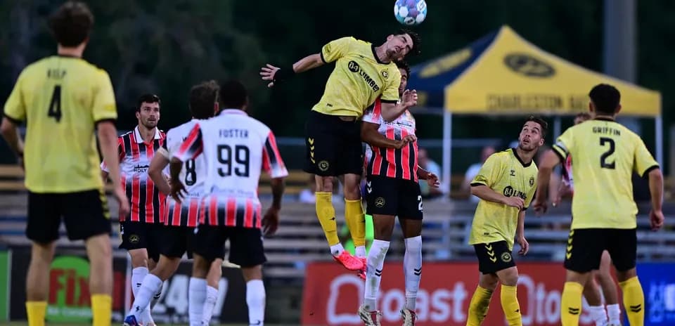 Игроки Charleston Battery в борьбе за мяч