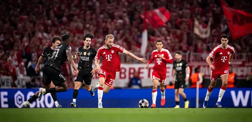 Игроки Bayern München в атаке против PSG