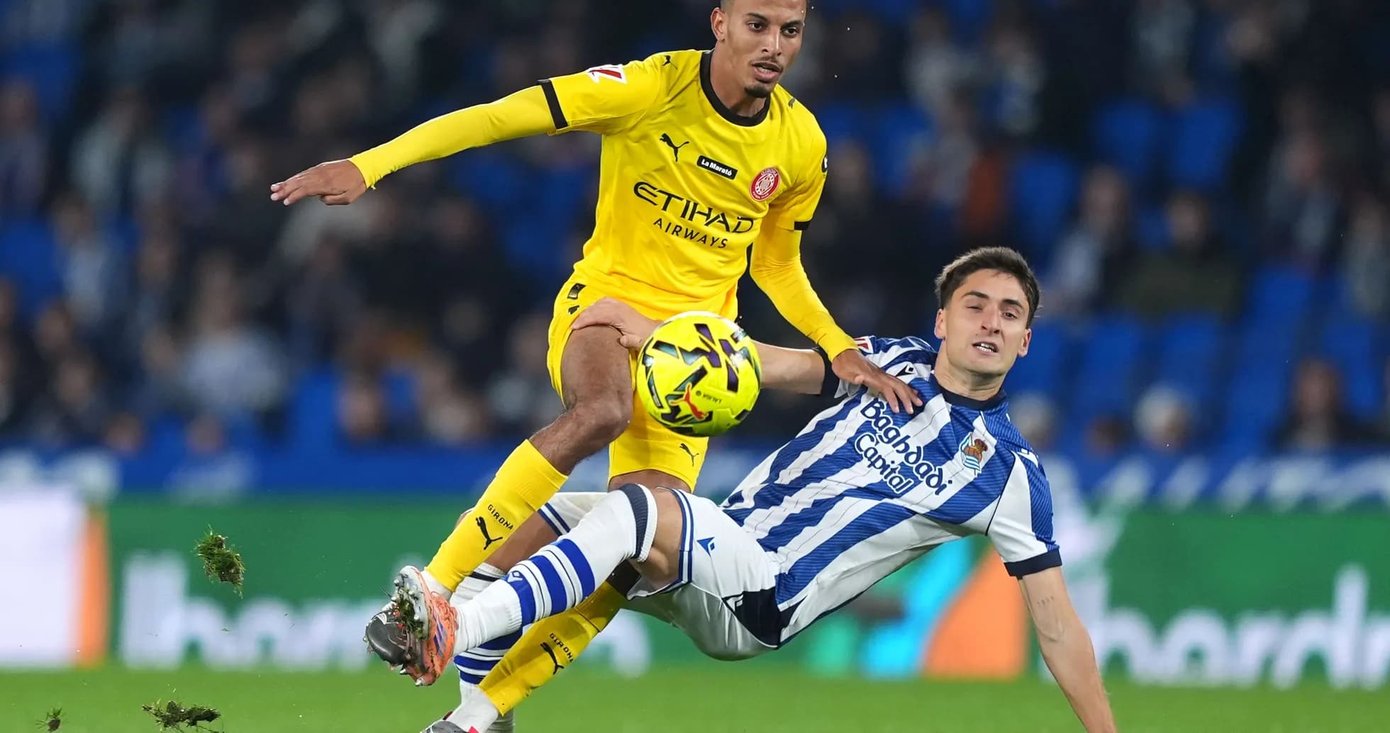 Игроки Girona и Real Sociedad борются за мяч