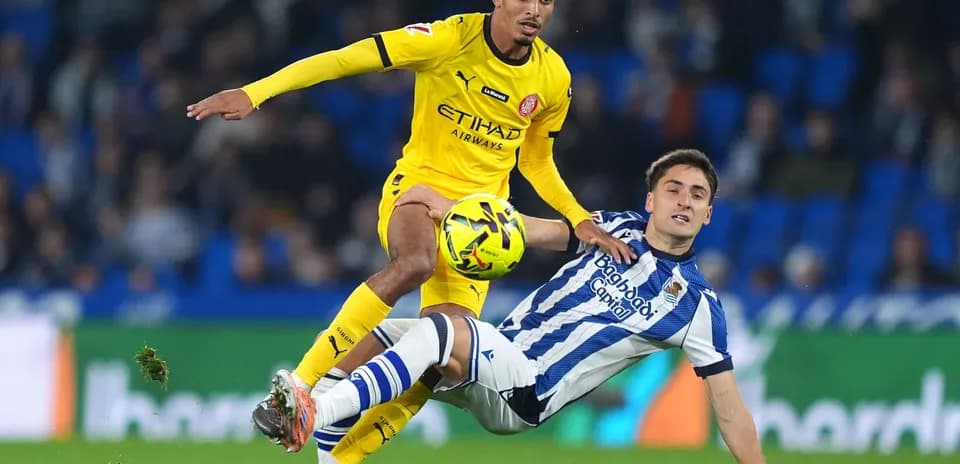 Игроки Girona и Real Sociedad борются за мяч