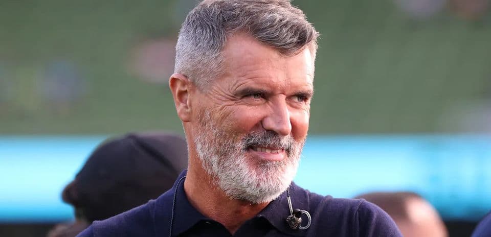 Человек с серой бородой на фоне стадиона