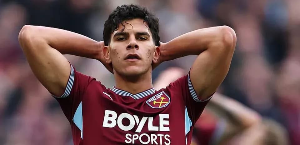 Игрок West Ham с руками за головой на поле