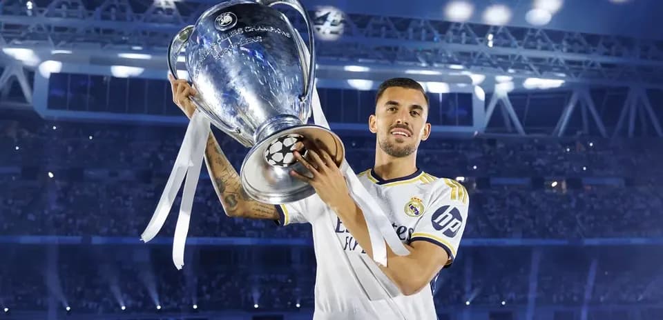 Игрок Реала с трофеем Лиги чемпионов UEFA