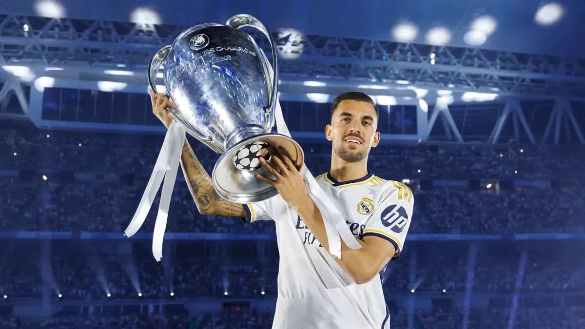 Игрок Реала с трофеем Лиги чемпионов UEFA