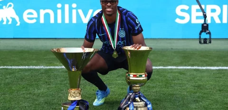 Игрок Inter Milan с трофеями на поле