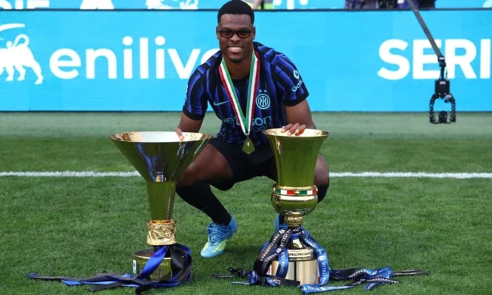 Игрок Inter Milan с трофеями на поле