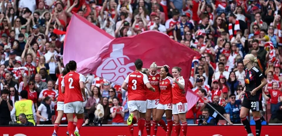 Игроки Arsenal празднуют гол перед трибунами