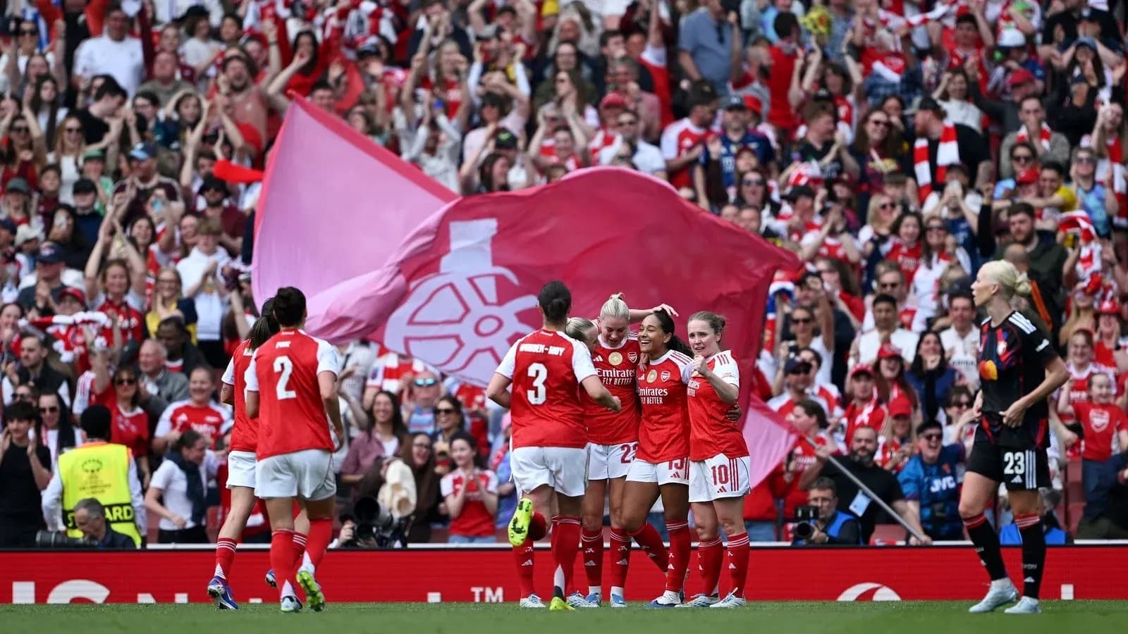 Игроки Arsenal празднуют гол перед трибунами