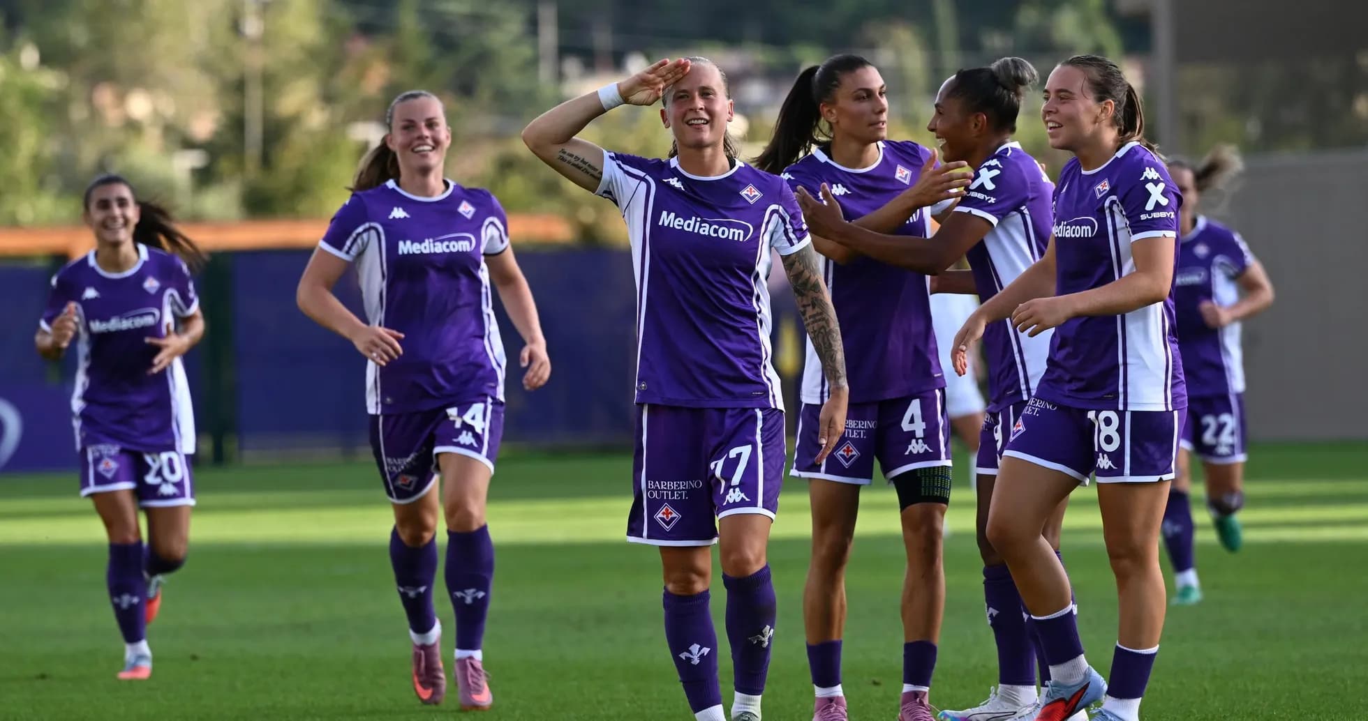 Игроки Фиорентины празднуют гол
