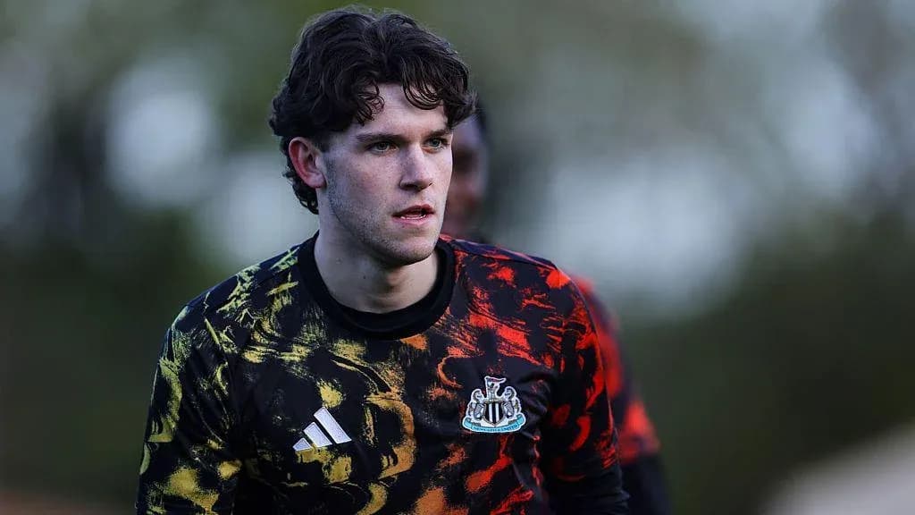 Вратарь Newcastle United на тренировочном занятии