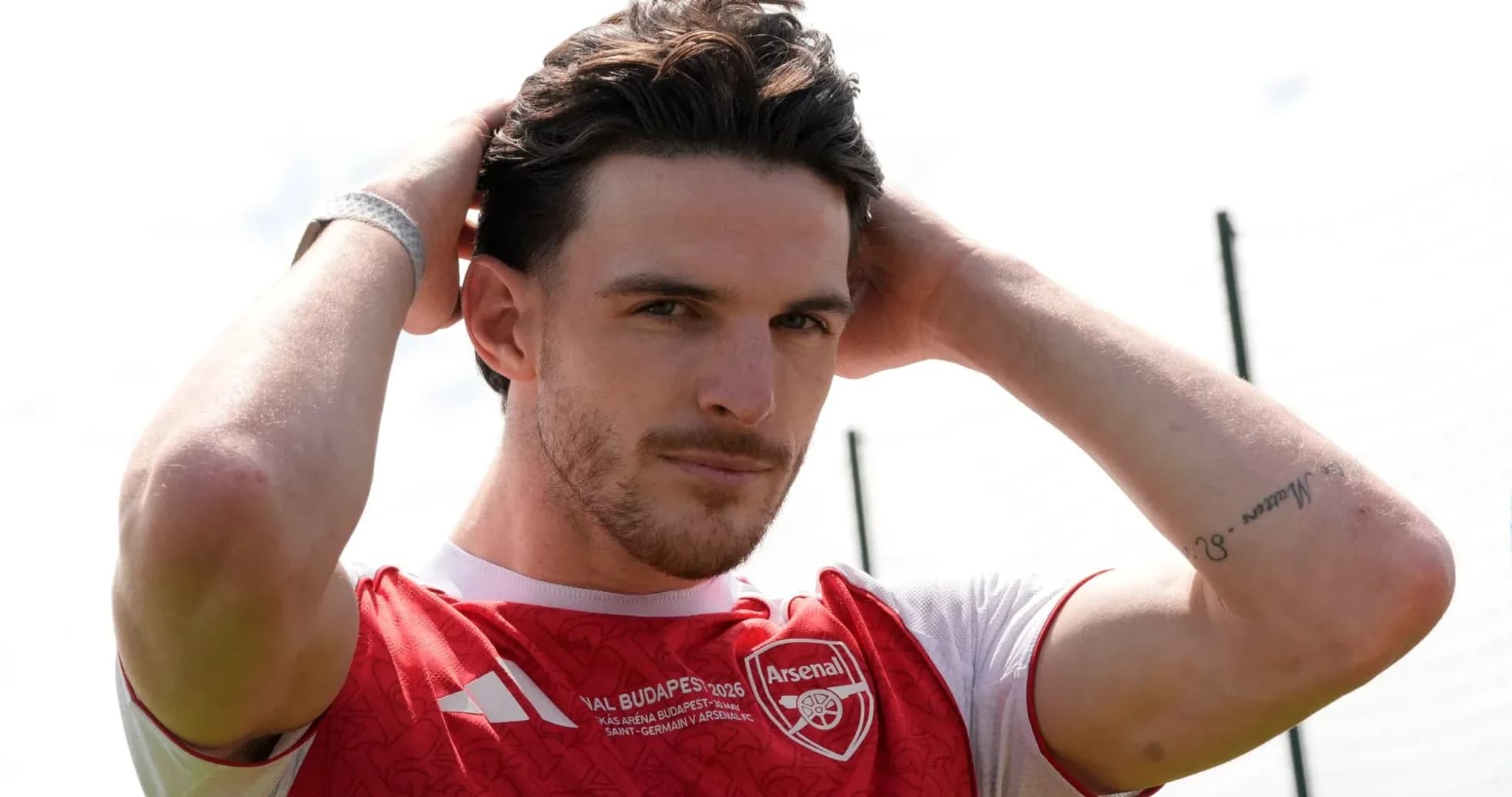 Игрок в футболке Arsenal позирует на тренировочной площадке
