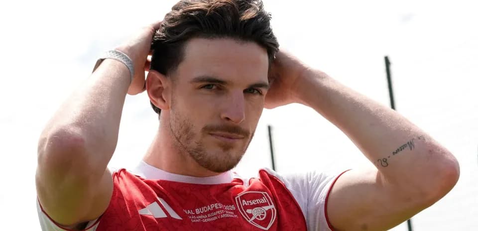 Игрок в футболке Arsenal позирует на тренировочной площадке