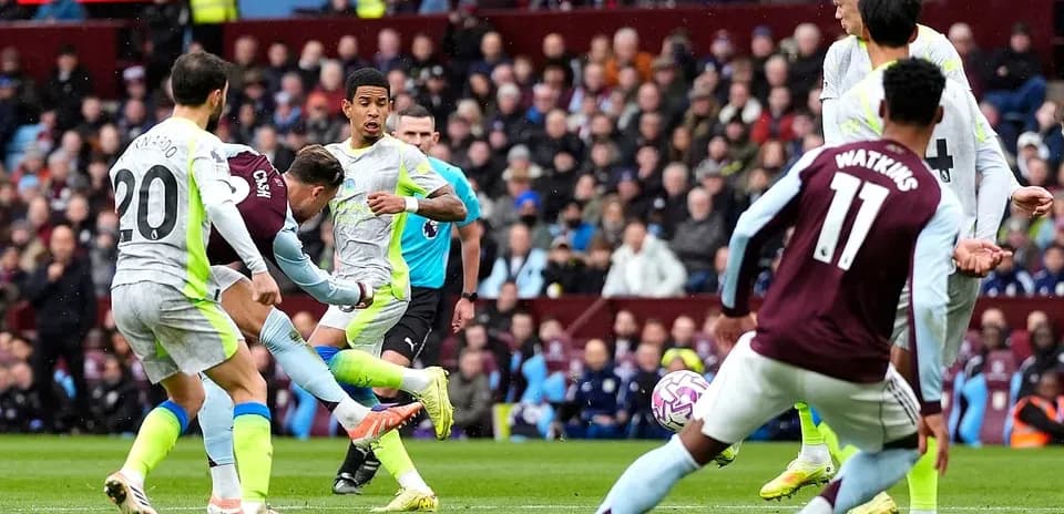 Игроки Manchester City и Aston Villa в борьбе за мяч