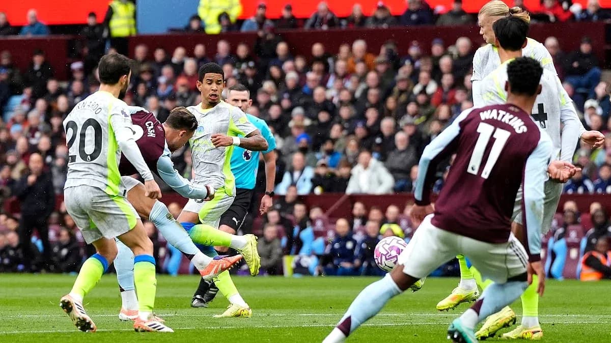 Игроки Manchester City и Aston Villa в борьбе за мяч