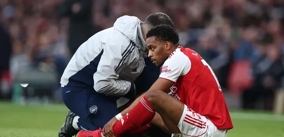 Игрок Arsenal получает медицинскую помощь на поле