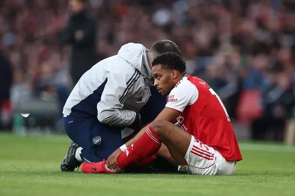 Игрок Arsenal получает медицинскую помощь на поле