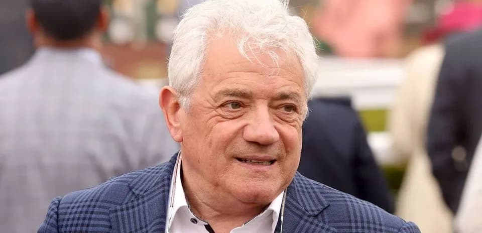 Человек в костюме на фоне зрителей
