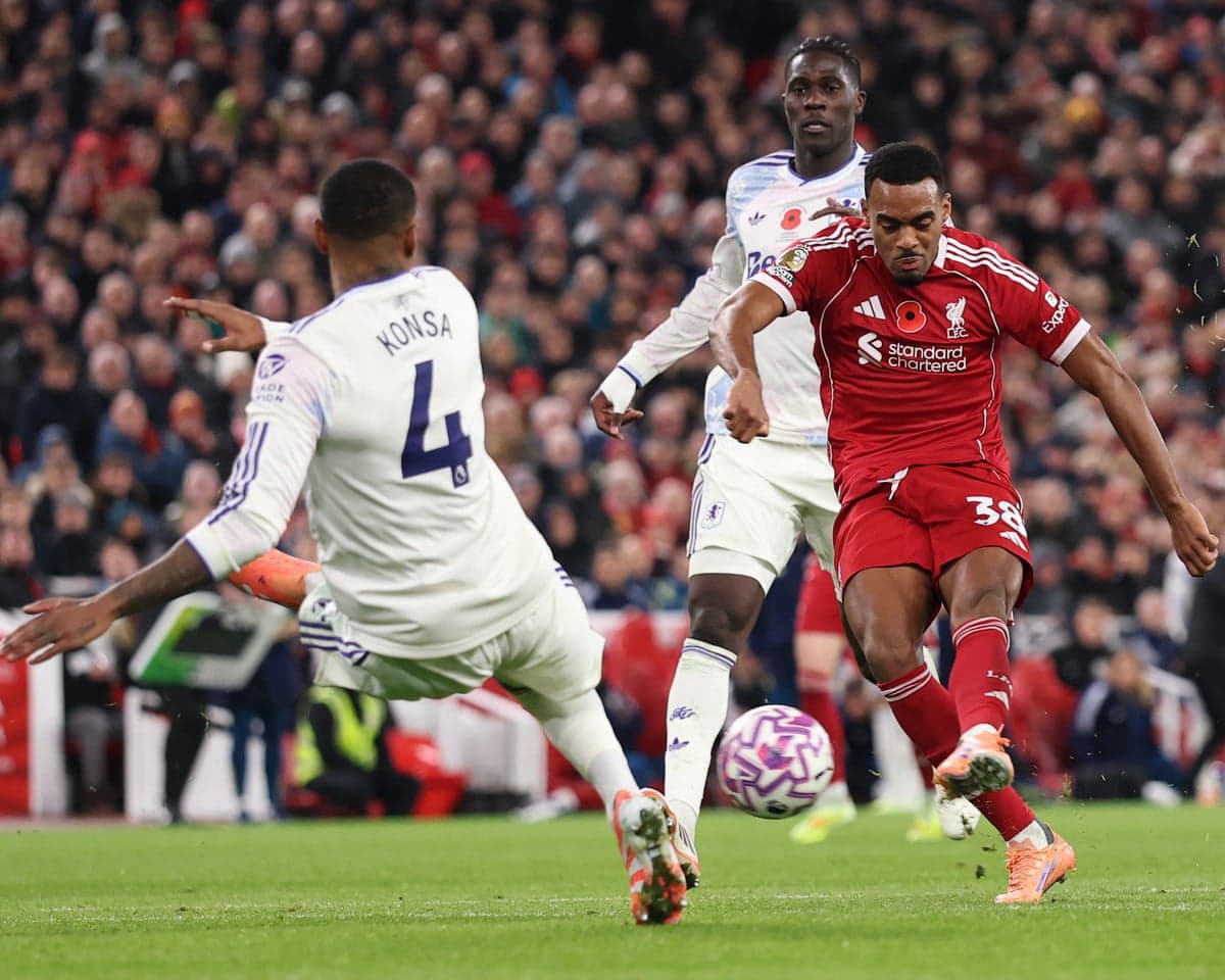 Игроки Aston Villa и Liverpool на поле
