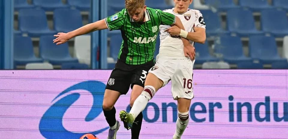 Игроки Torino и Sassuolo борются за мяч
