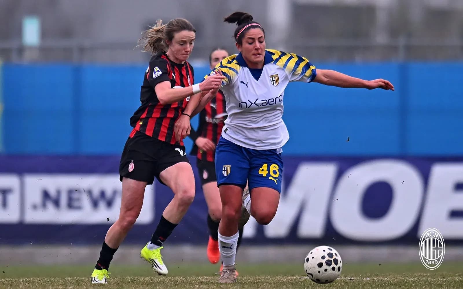 Игроки AC Milan и Parma на поле