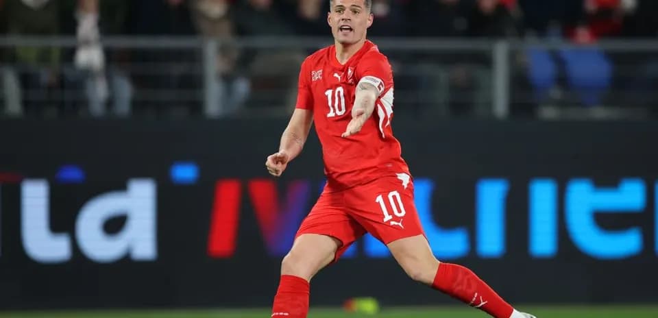 Игрок сборной Швейцарии подает мяч
